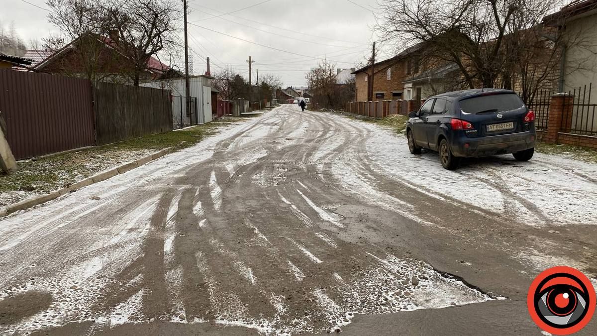 У Коломиї активіст збирає підписи за ремонт дороги на вул. Лепкого 1