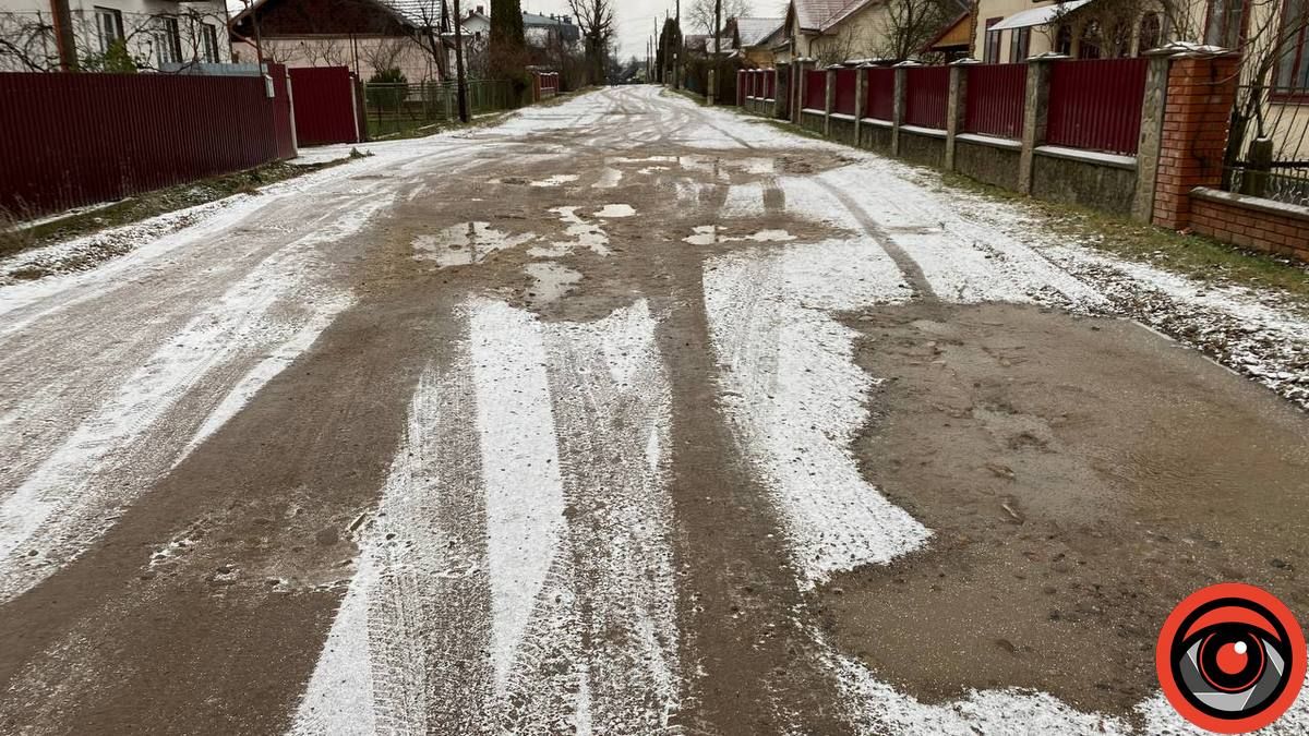 У Коломиї активіст збирає підписи за ремонт дороги на вул. Лепкого 2