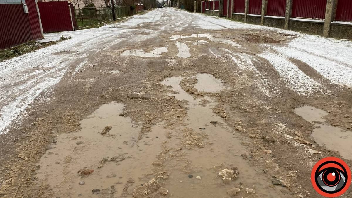 У Коломиї активіст збирає підписи за ремонт дороги на вул. Лепкого 3