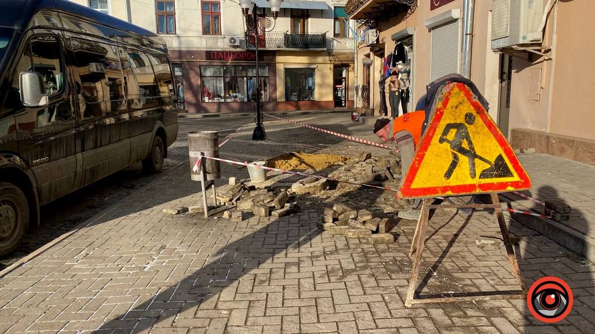 На площі Відродження у Коломиї перекладають плитку на тротуарі 1