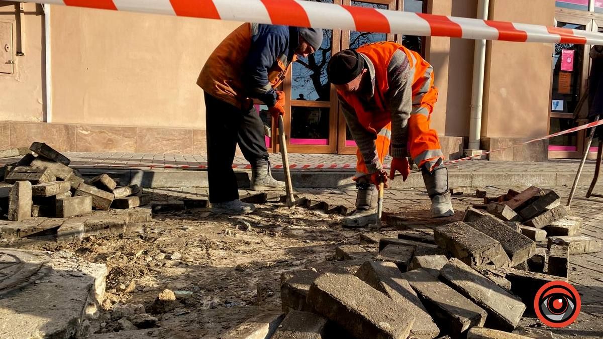 На площі Відродження у Коломиї перекладають плитку на тротуарі 2