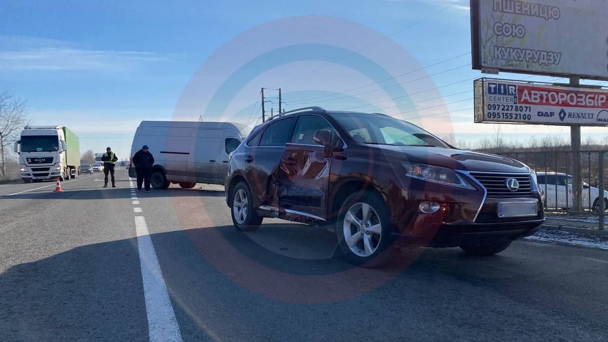 Біля заводу "Леоні" стукнувся бус та "Lexus" 1