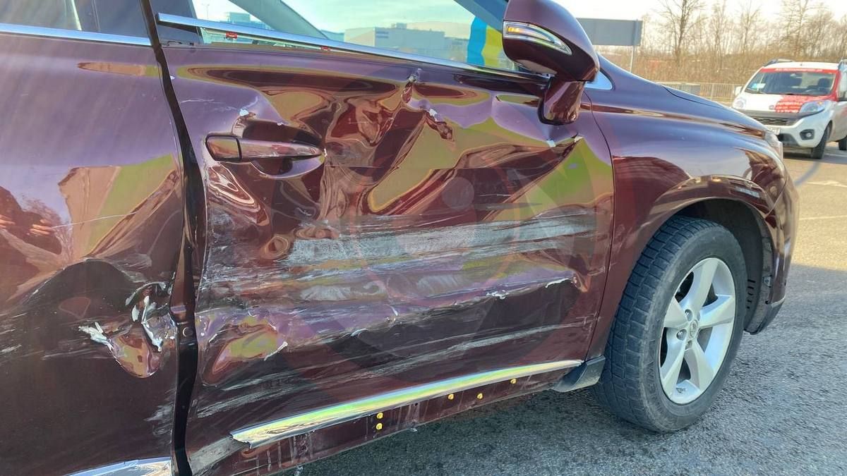 Біля заводу "Леоні" стукнувся бус та "Lexus" 3