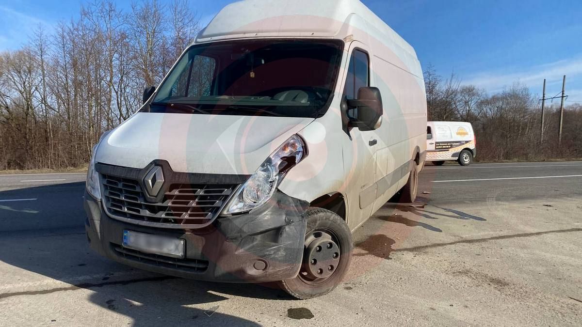 Біля заводу "Леоні" стукнувся бус та "Lexus" 2