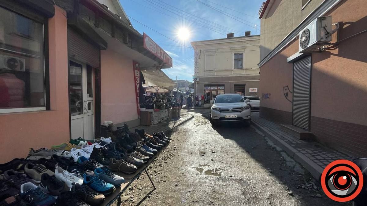 Нема місця для людей: тротуари Коломиї перетворились на ринок 1