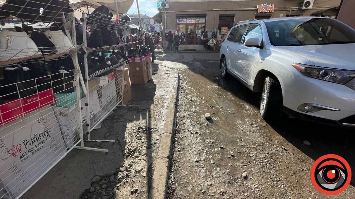 Нема місця для людей: тротуари Коломиї перетворились на ринок