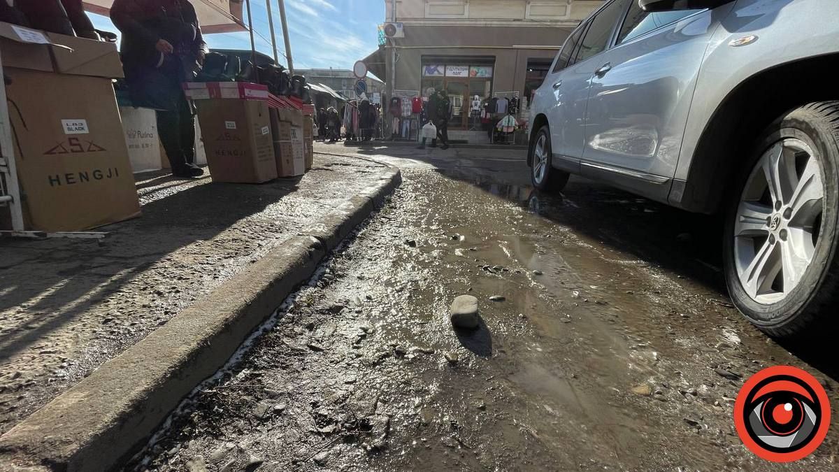 Нема місця для людей: тротуари Коломиї перетворились на ринок 5