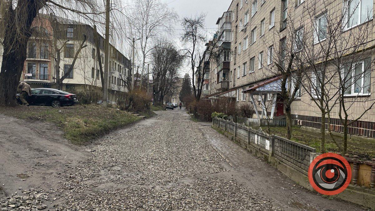 Проїзд до будинку на Січових Стрільців, 12 защебенили