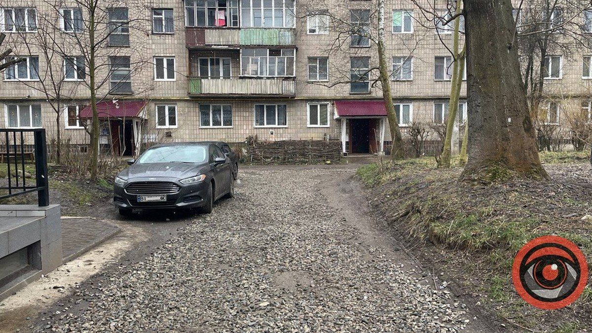 Проїзд до будинку на Січових Стрільців, 12 защебенили 1