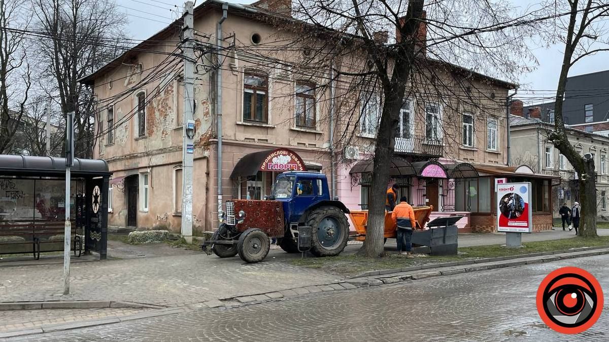 Коломияни облюбували собі "персидський трактор" комунальників 1