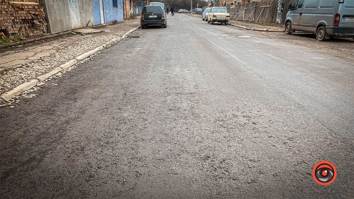 Та й по асфальту: дороги на вул. Сліпого і Русина посипались 22