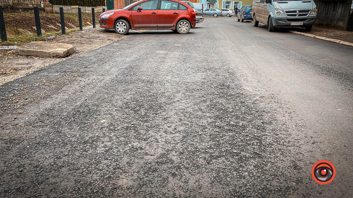Та й по асфальту: дороги на вул. Сліпого і Русина посипались 19