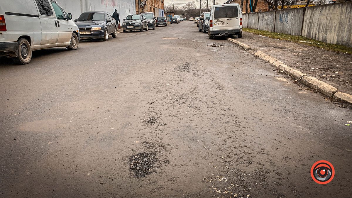 На вул. Сліпого та Русина розростаються ями 3