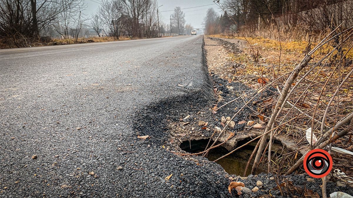 Асфальт на вул. Шарлая у Коломиї почав руйнуватися за 2 тижні після ремонту 10