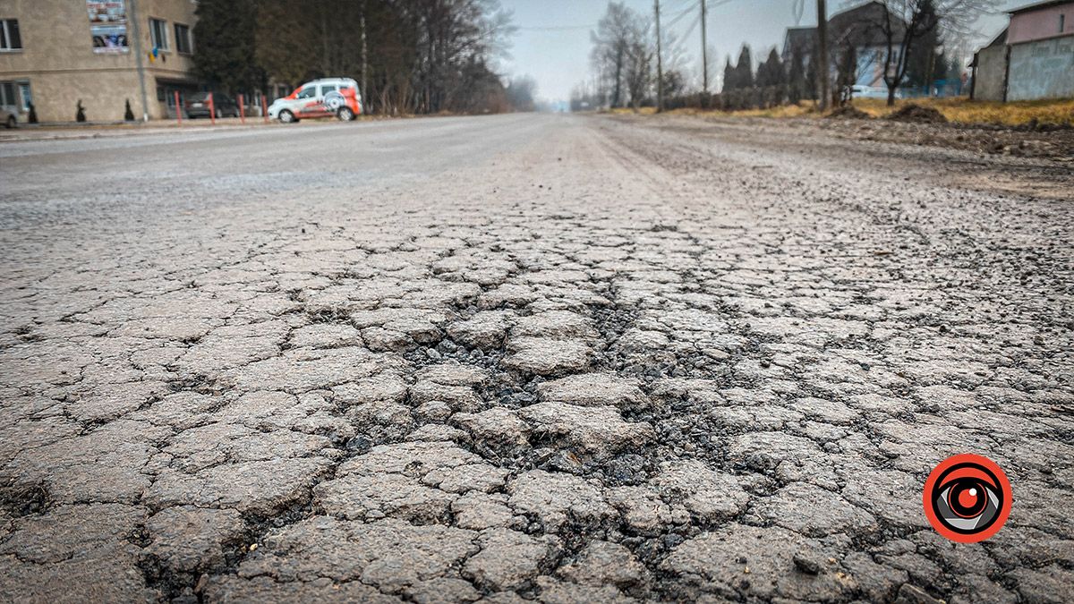 Асфальт на вул. Шарлая у Коломиї почав руйнуватися за 2 тижні після ремонту