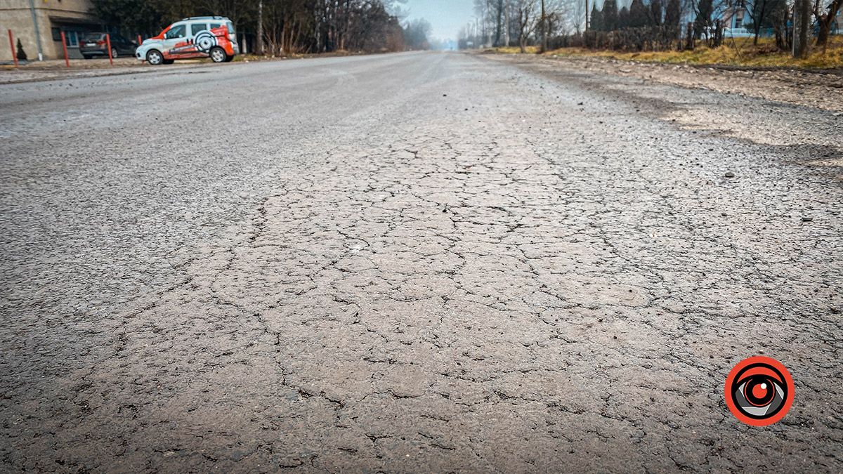 Асфальт на вул. Шарлая у Коломиї почав руйнуватися за 2 тижні після ремонту 11