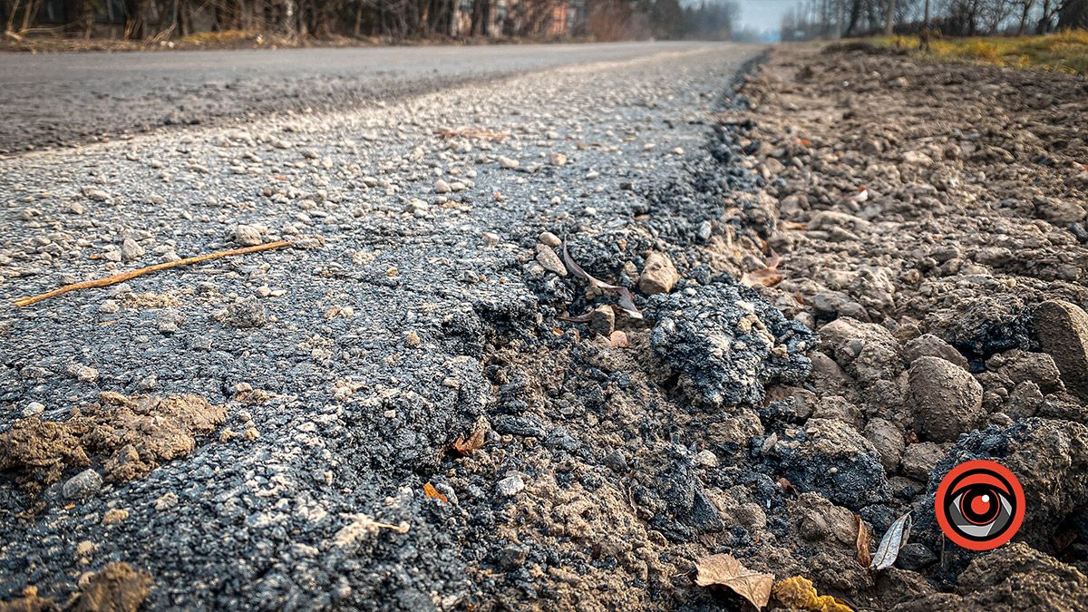 Асфальт на вул. Шарлая у Коломиї почав руйнуватися за 2 тижні після ремонту 2