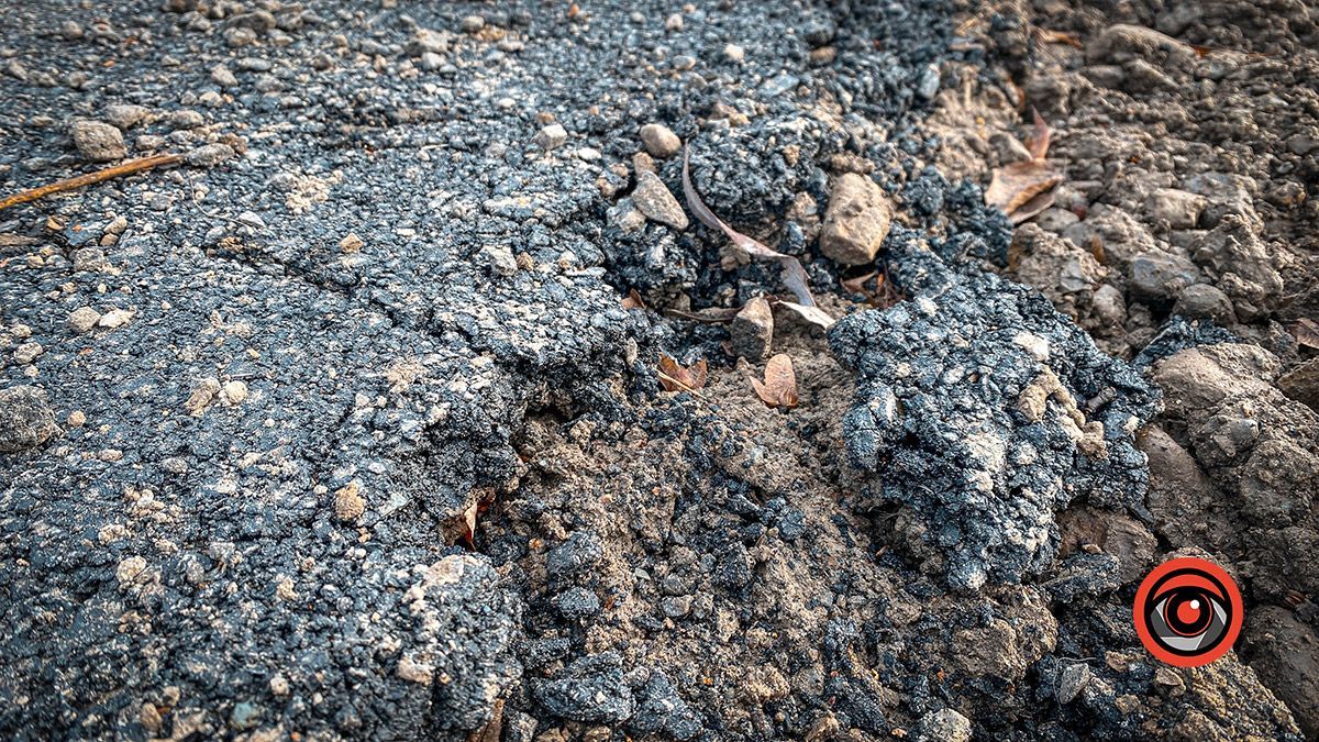 Асфальт на вул. Шарлая у Коломиї почав руйнуватися за 2 тижні після ремонту 1