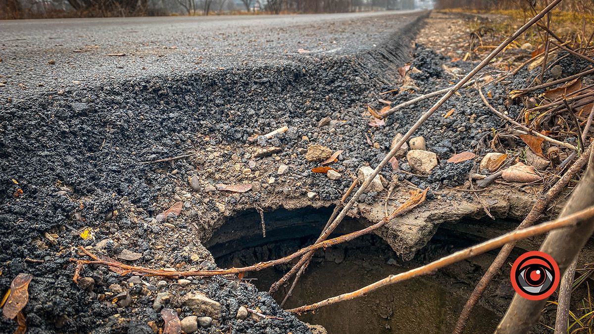 Асфальт на вул. Шарлая у Коломиї почав руйнуватися за 2 тижні після ремонту 7