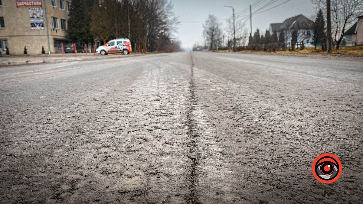 Асфальт на вул. Шарлая у Коломиї почав руйнуватися за 2 тижні після ремонту 6