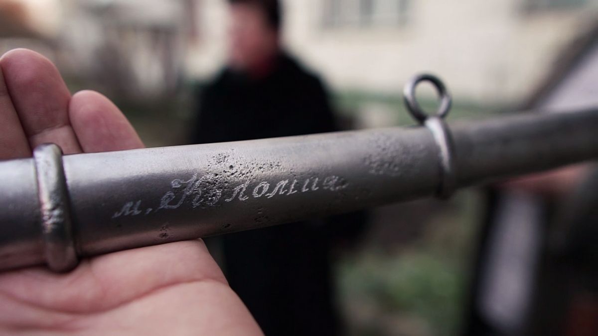 Від УПА - до ЗСУ: Мирослав Симчич передав Володимиру Зеленському сторічну шаблю 1