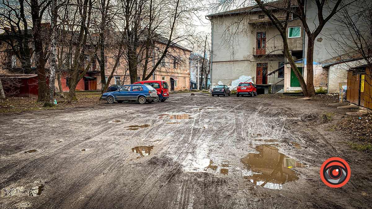 Не загубіть колеса: проїзд біля будинку на Січових Стрільців, 12 в жахливому стані 4