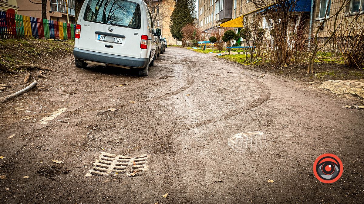 Не загубіть колеса: проїзд біля будинку на Січових Стрільців, 12 в жахливому стані 6