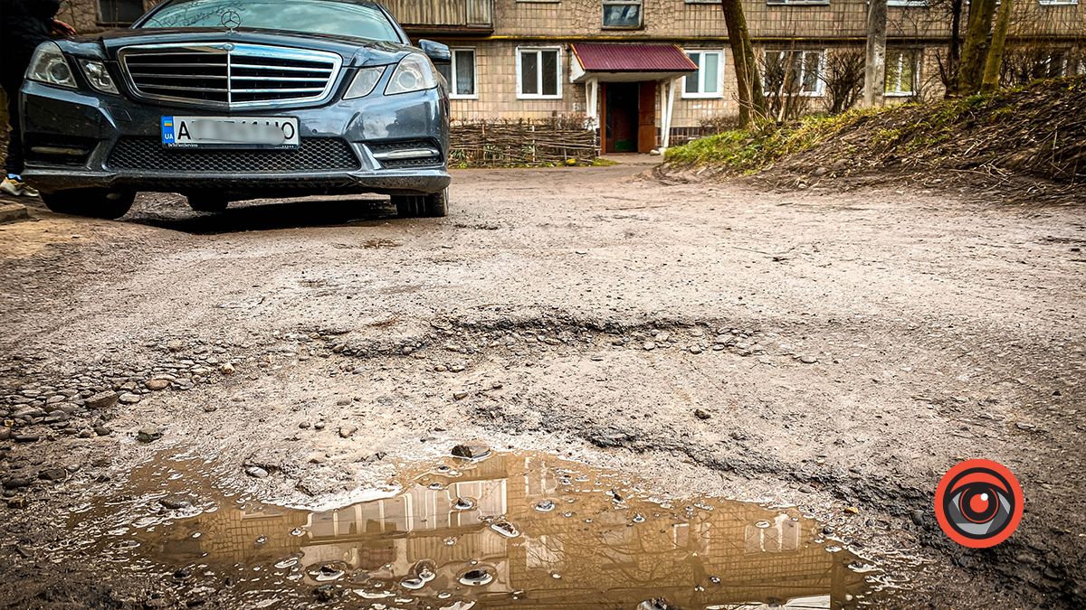 Не загубіть колеса: проїзд біля будинку на Січових Стрільців, 12 в жахливому стані 7