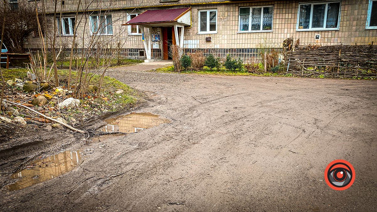 Не загубіть колеса: проїзд біля будинку на Січових Стрільців, 12 в жахливому стані 2