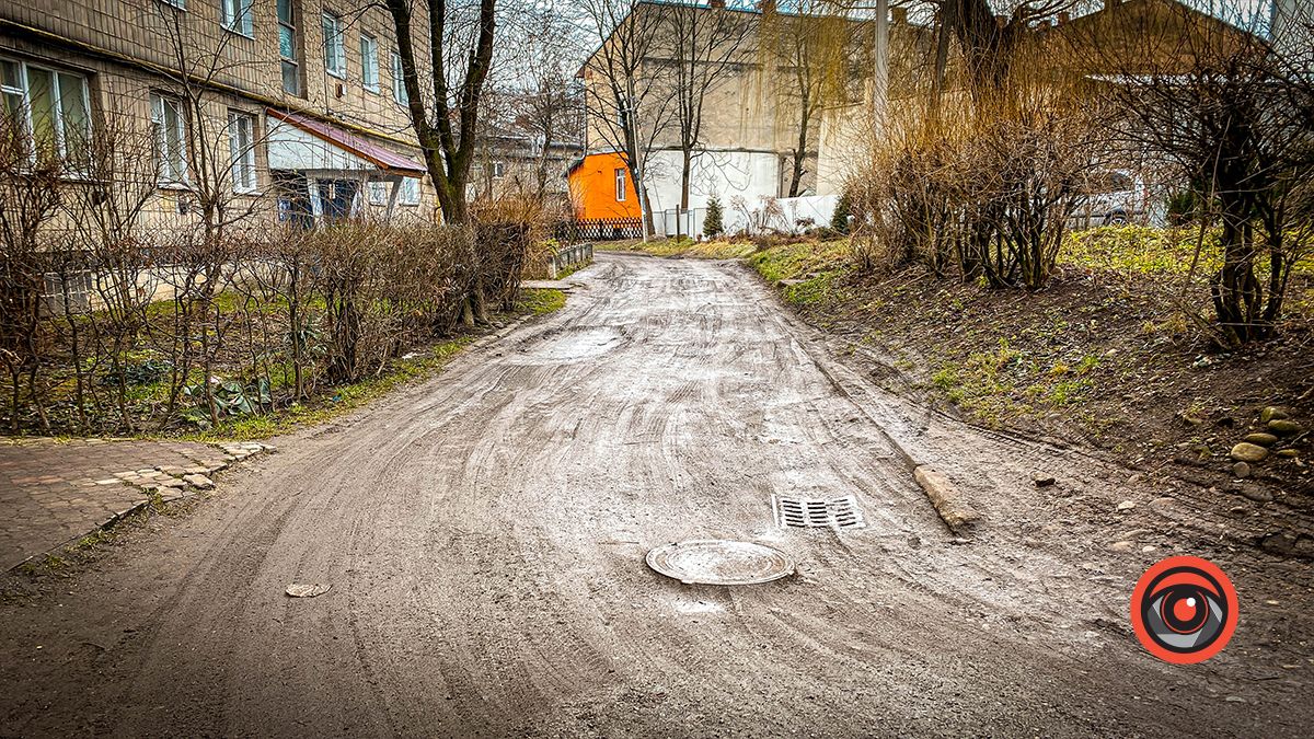 Не загубіть колеса: проїзд біля будинку на Січових Стрільців, 12 в жахливому стані 1