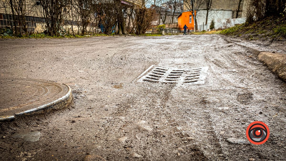 Не загубіть колеса: проїзд біля будинку на Січових Стрільців, 12 в жахливому стані 5