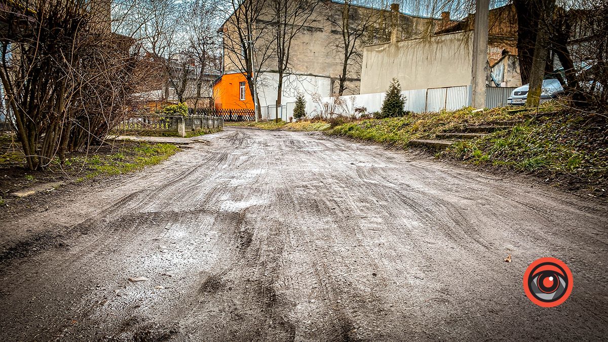 Не загубіть колеса: проїзд біля будинку на Січових Стрільців, 12 в жахливому стані 3