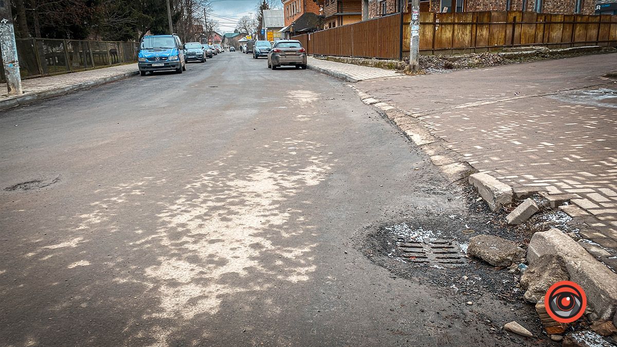 Та й по асфальту: дороги на вул. Сліпого і Русина посипались 1