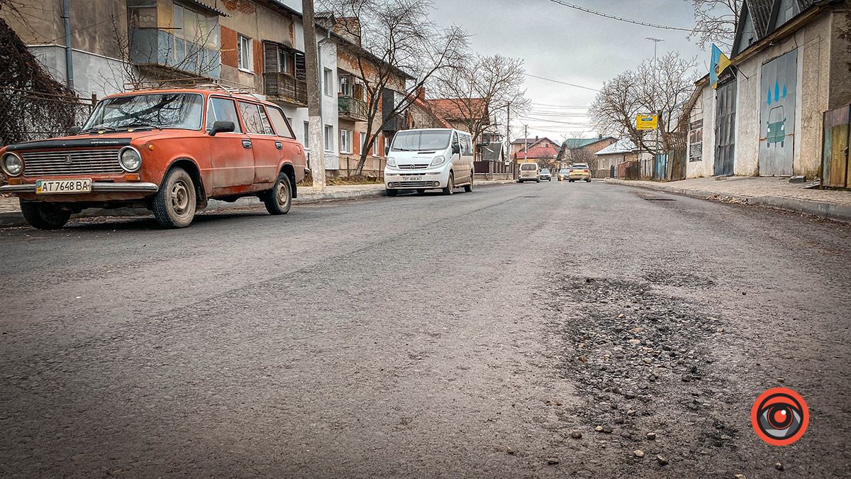 Та й по асфальту: дороги на вул. Сліпого і Русина посипались 11