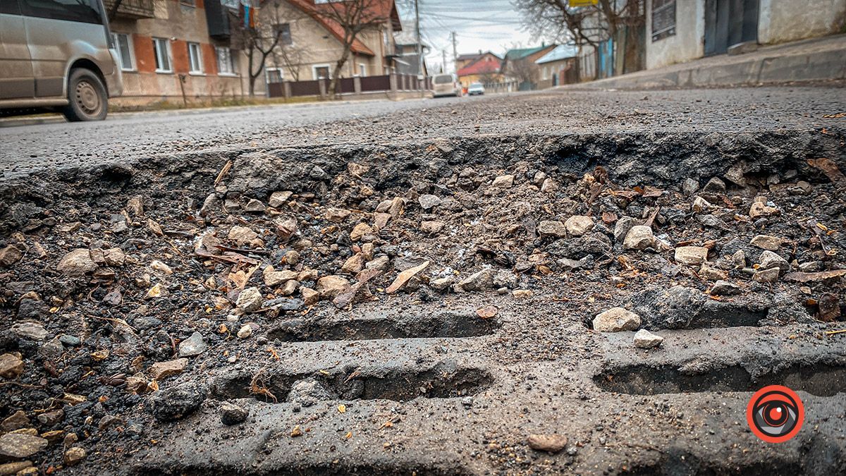 Та й по асфальту: дороги на вул. Сліпого і Русина посипались 12