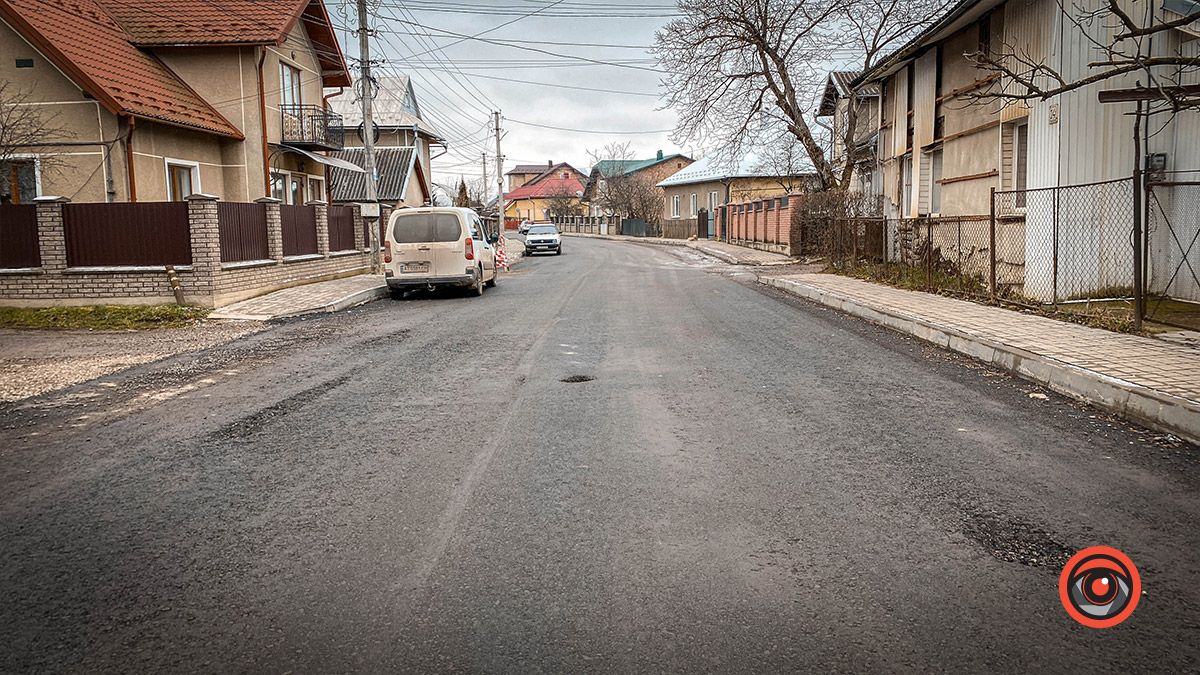 Та й по асфальту: дороги на вул. Сліпого і Русина посипались 13