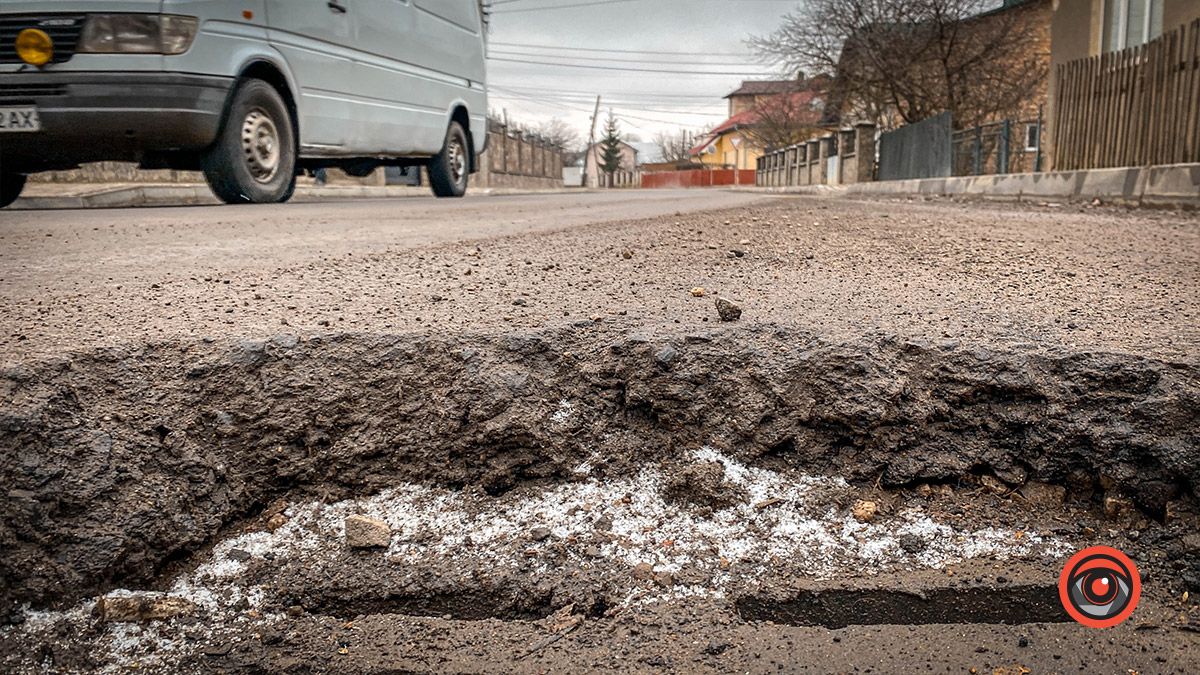 Та й по асфальту: дороги на вул. Сліпого і Русина посипались 16