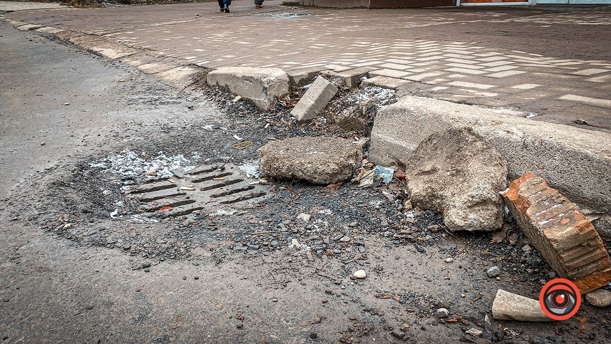 Та й по асфальту: дороги на вул. Сліпого і Русина посипались 2