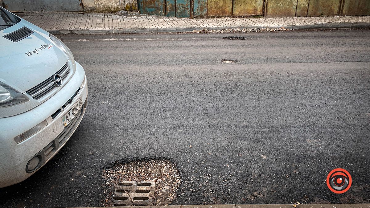 Та й по асфальту: дороги на вул. Сліпого і Русина посипались 18