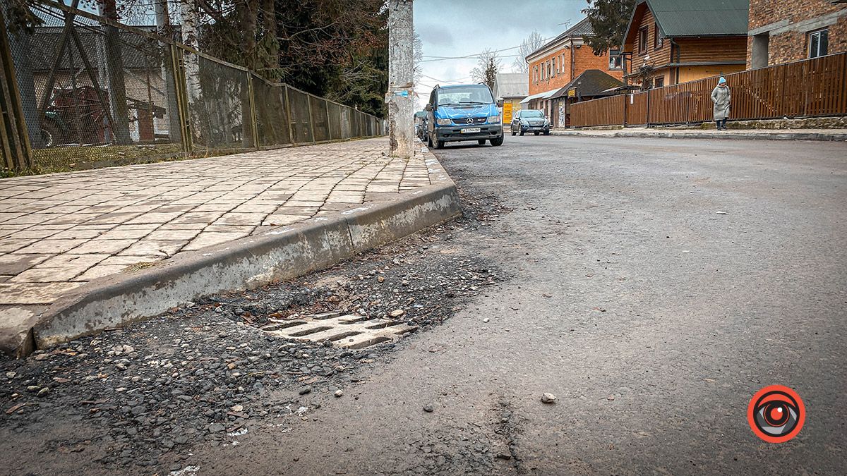Та й по асфальту: дороги на вул. Сліпого і Русина посипались 3