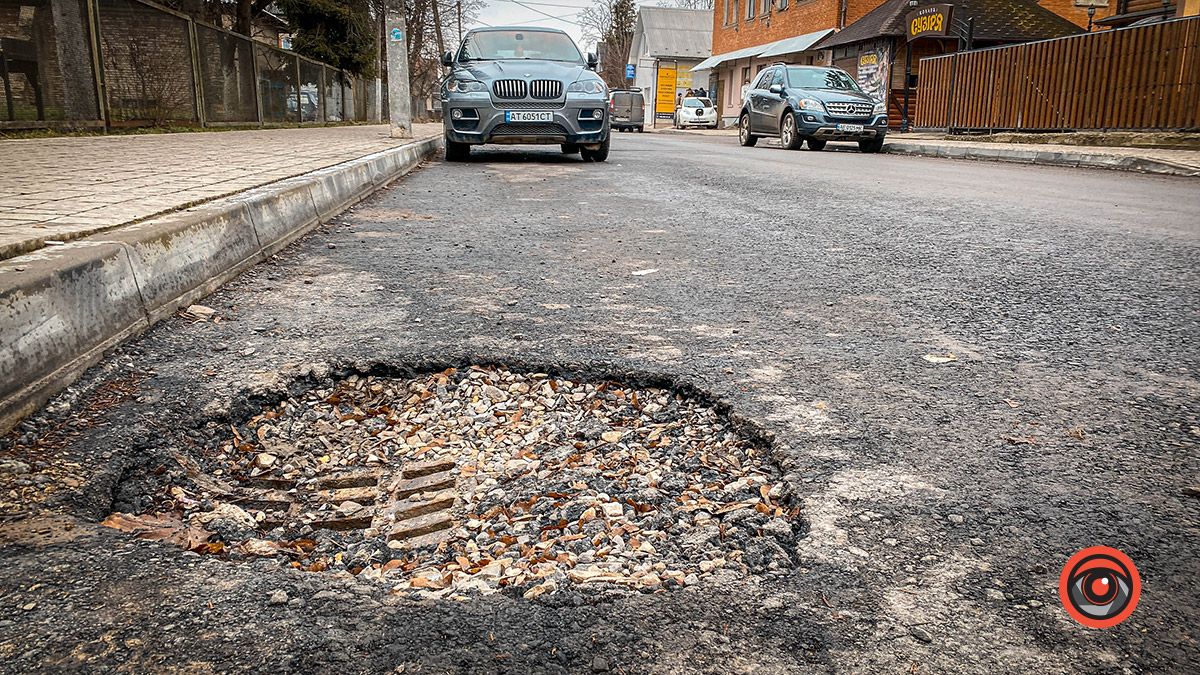 Та й по асфальту: дороги на вул. Сліпого і Русина посипались 6