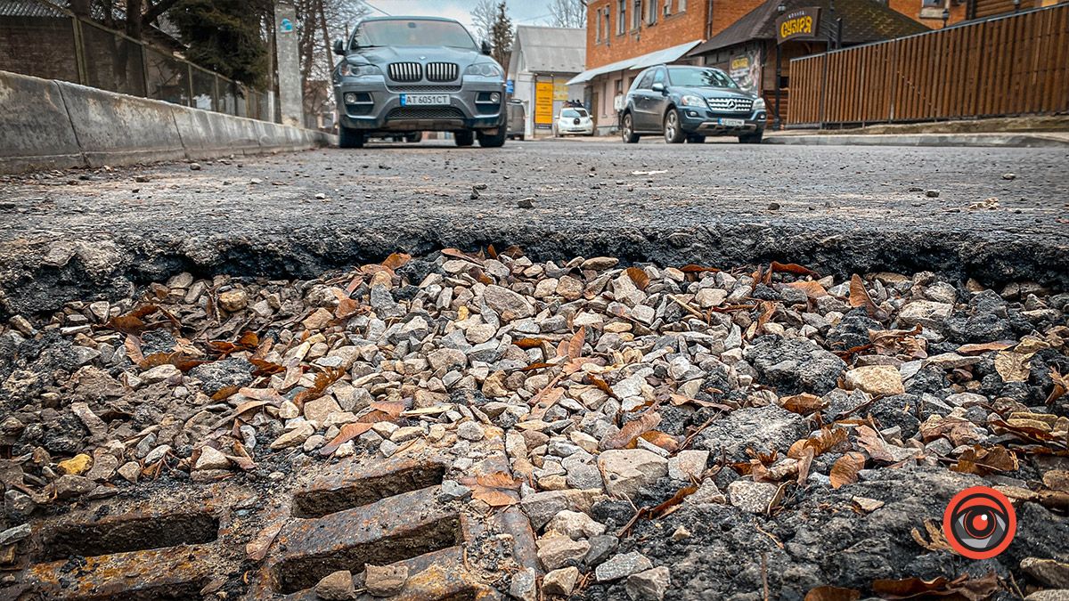 Та й по асфальту: дороги на вул. Сліпого і Русина посипались