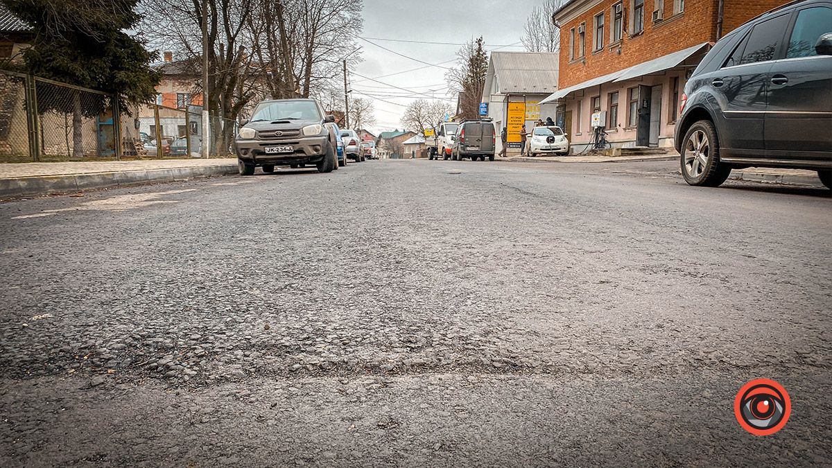 Та й по асфальту: дороги на вул. Сліпого і Русина посипались 8