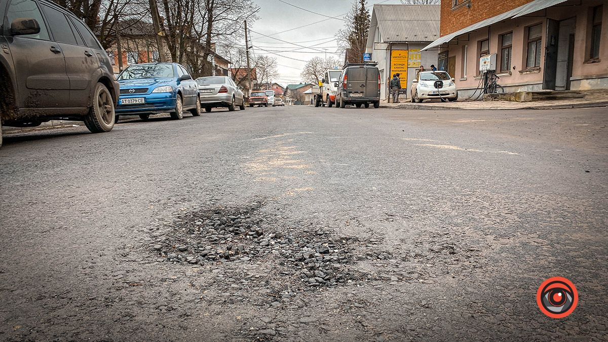 Та й по асфальту: дороги на вул. Сліпого і Русина посипались 9