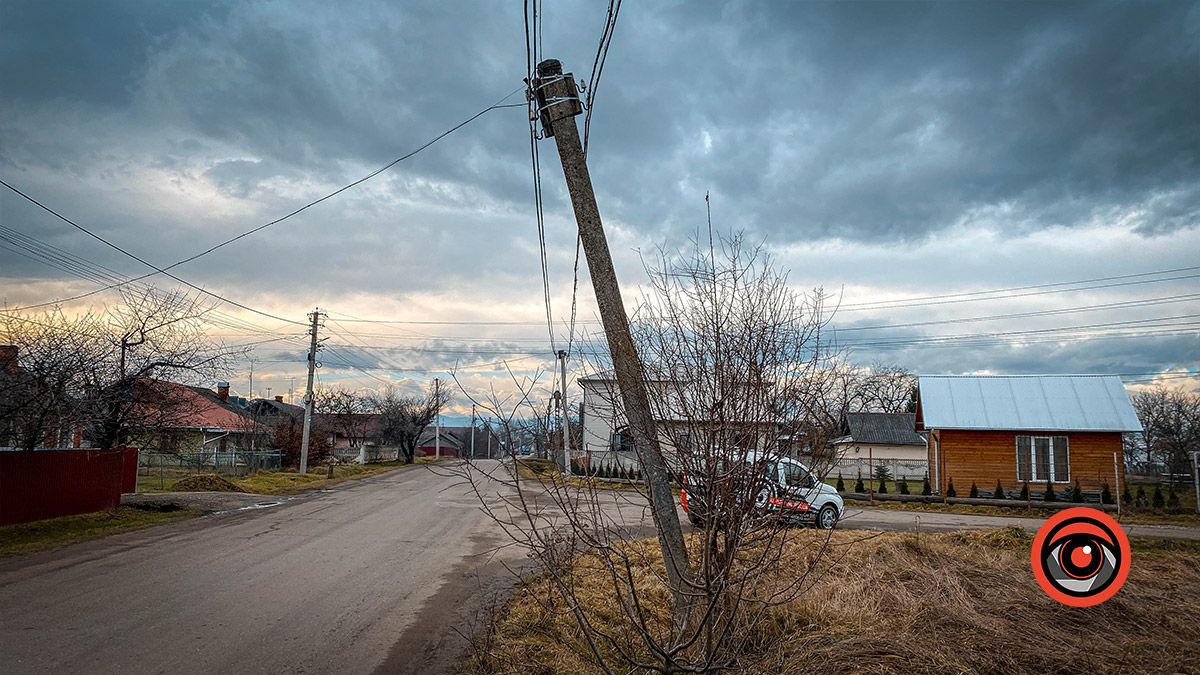 Стояти не можна падати: на вул. Трильовського аварійний стовп 2