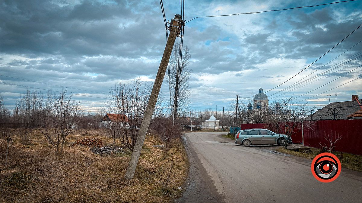 Стояти не можна падати: на вул. Трильовського аварійний стовп 1