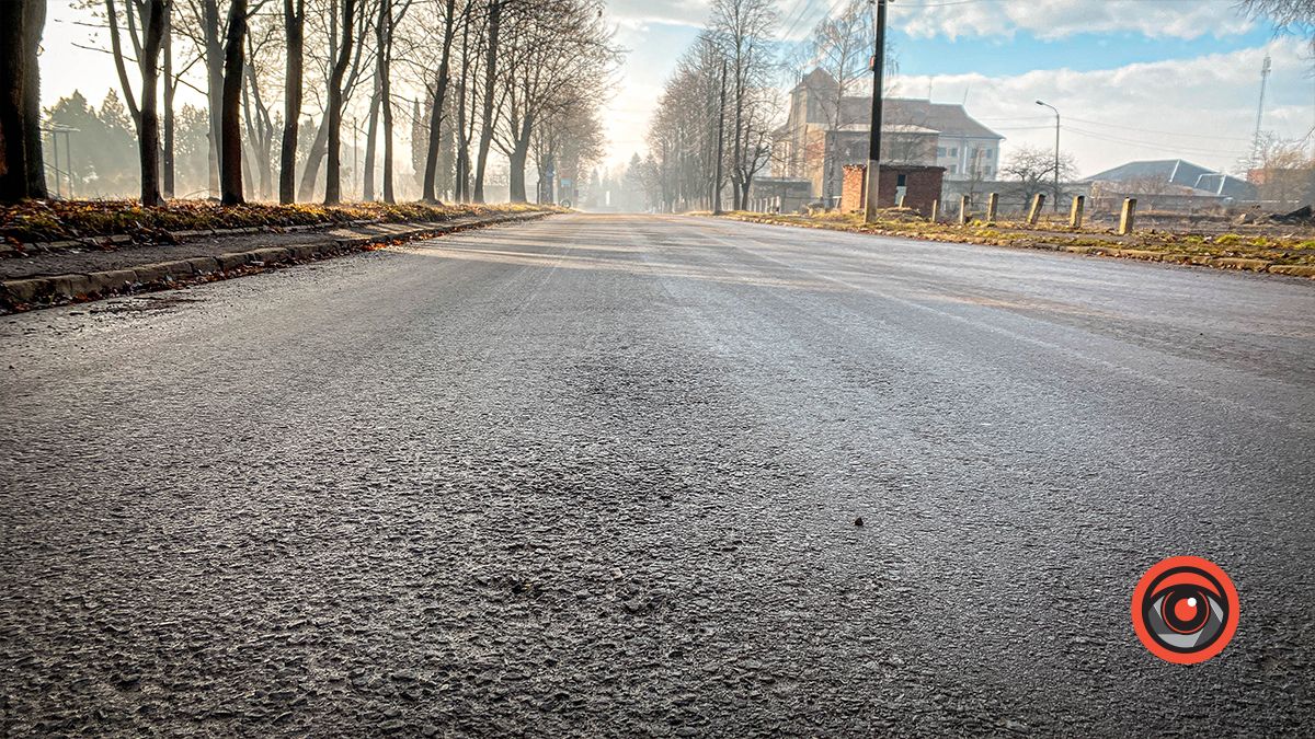 По ремонту: новий асфальт на вул. Симоненка в Коломиї розповзається 8