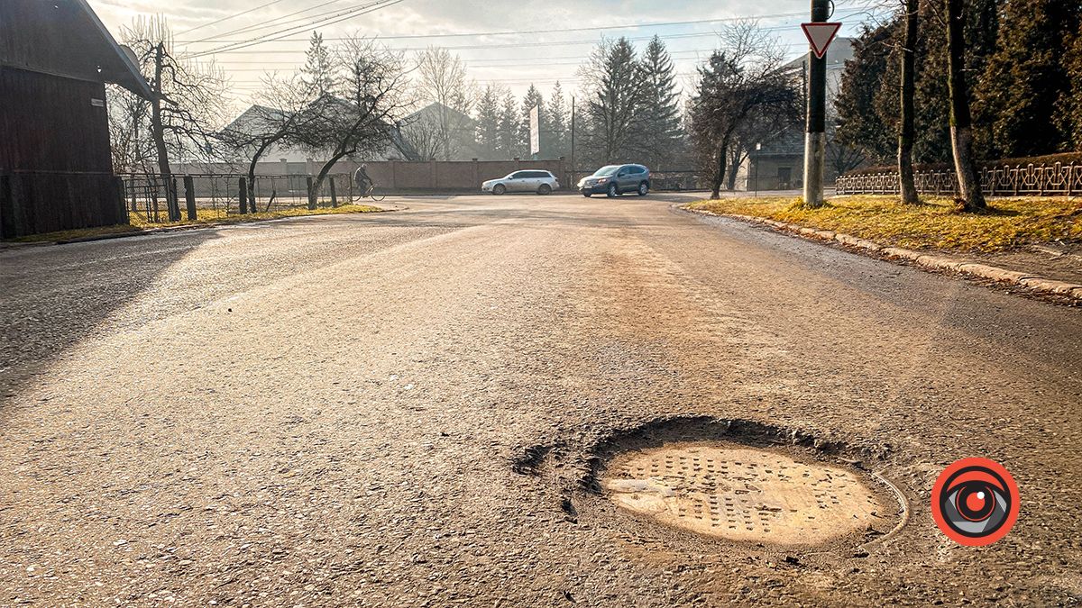 По ремонту: новий асфальт на вул. Симоненка в Коломиї розповзається 9