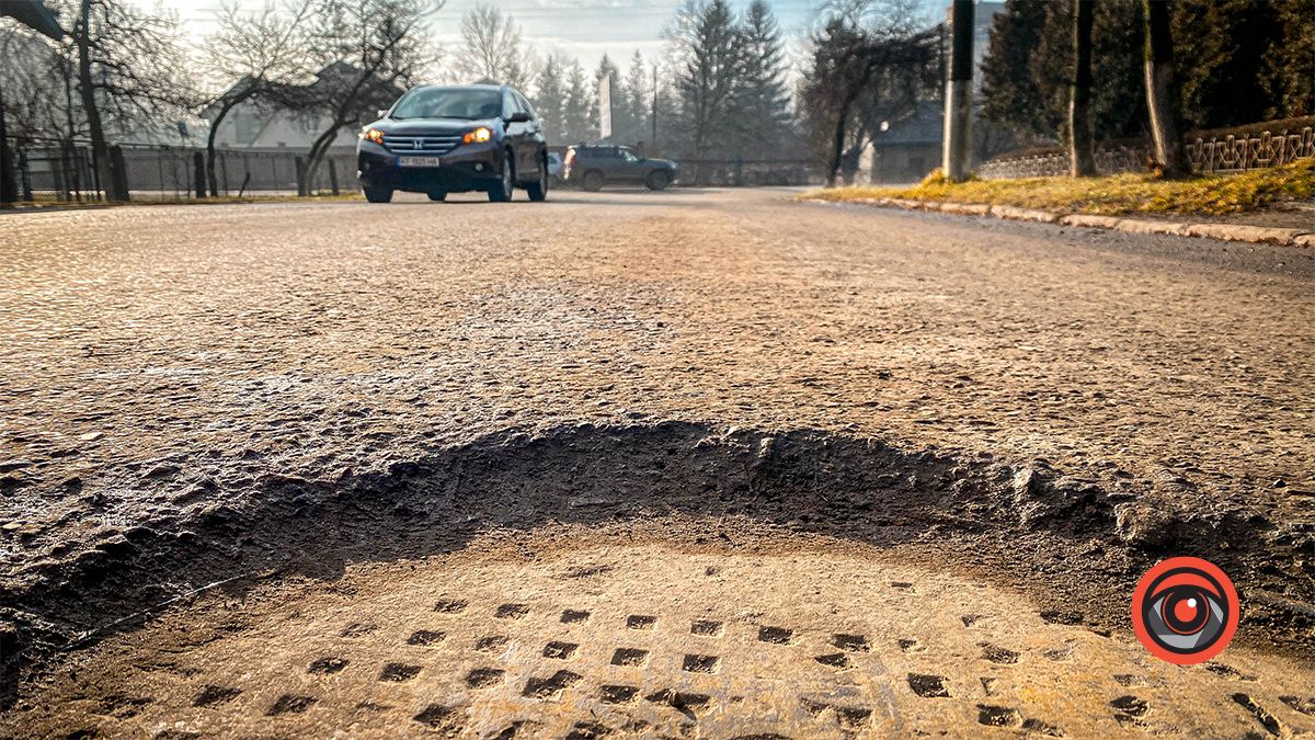По ремонту: новий асфальт на вул. Симоненка в Коломиї розповзається 10
