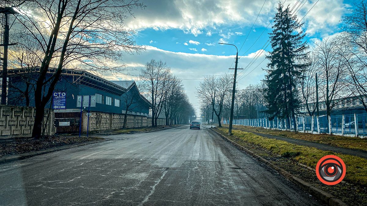 По ремонту: новий асфальт на вул. Симоненка в Коломиї розповзається 2